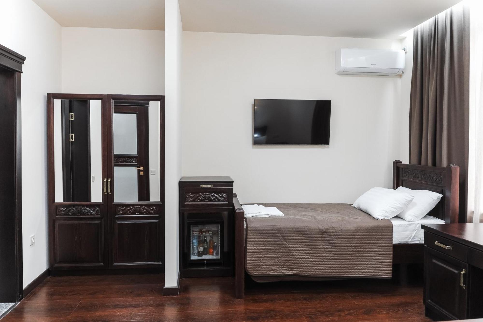 Dvin Hotel Pavlodar Kültér fotó