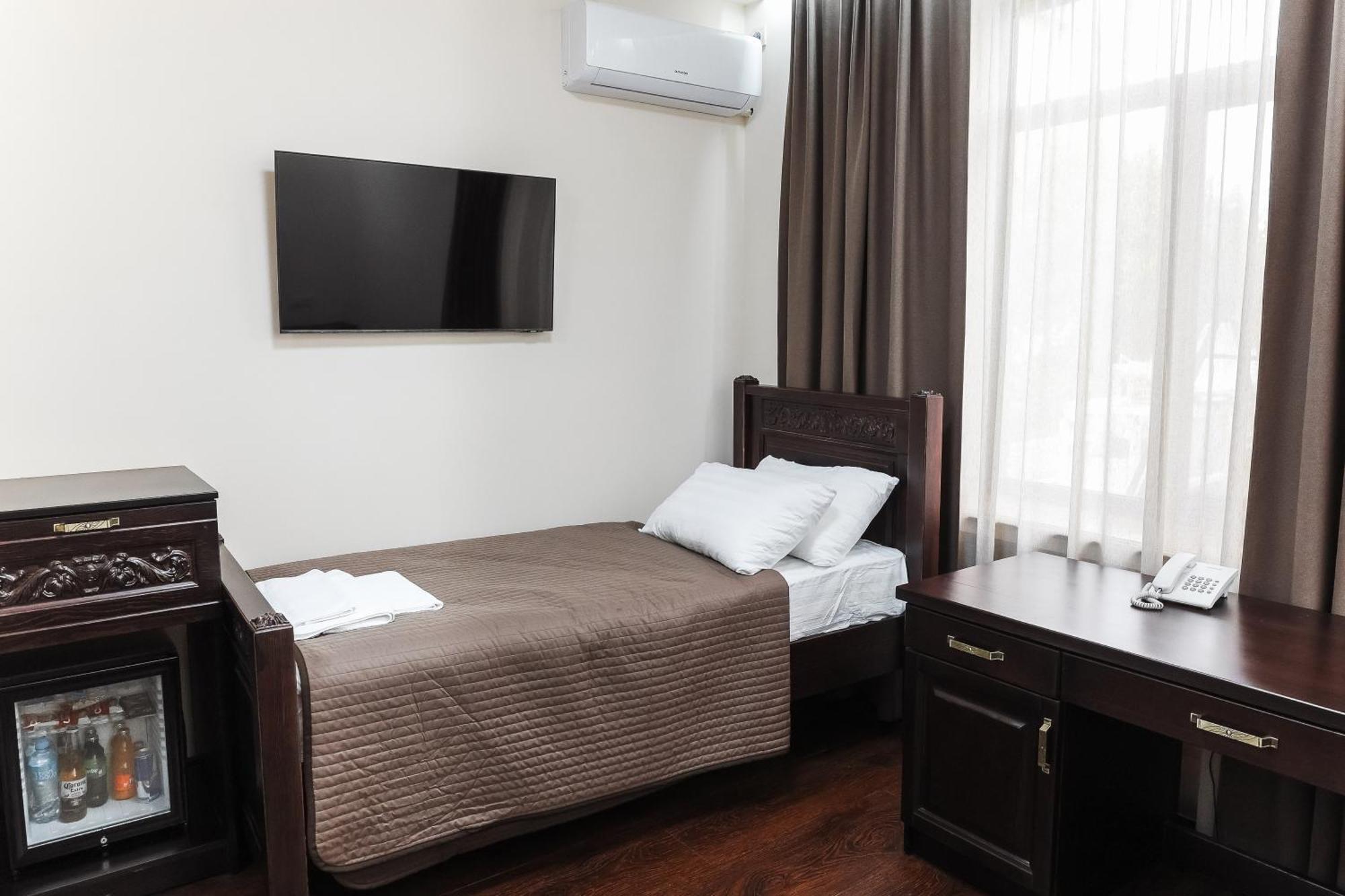 Dvin Hotel Pavlodar Kültér fotó