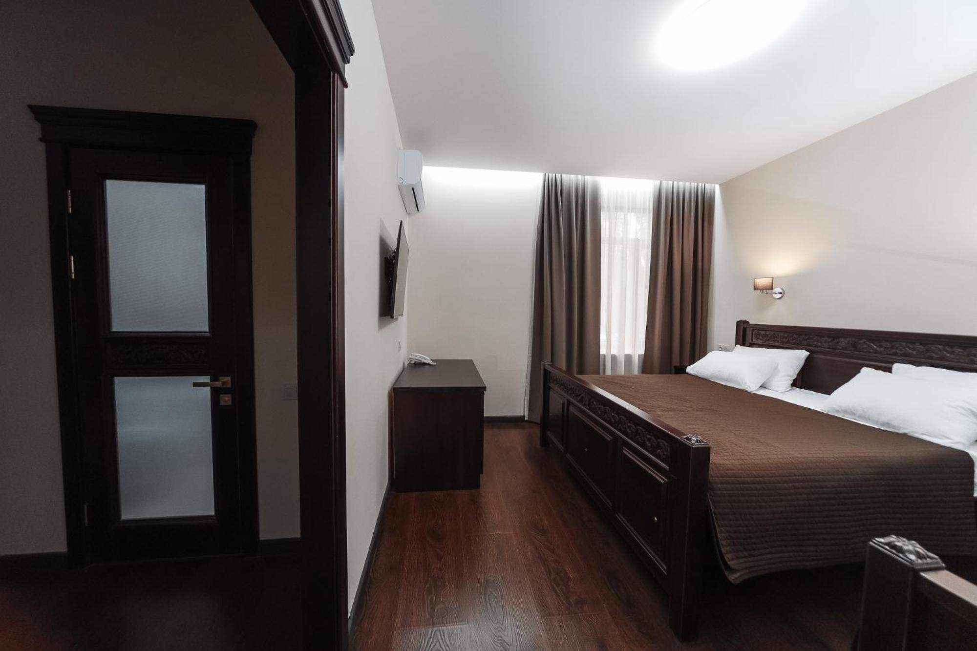 Dvin Hotel Pavlodar Kültér fotó