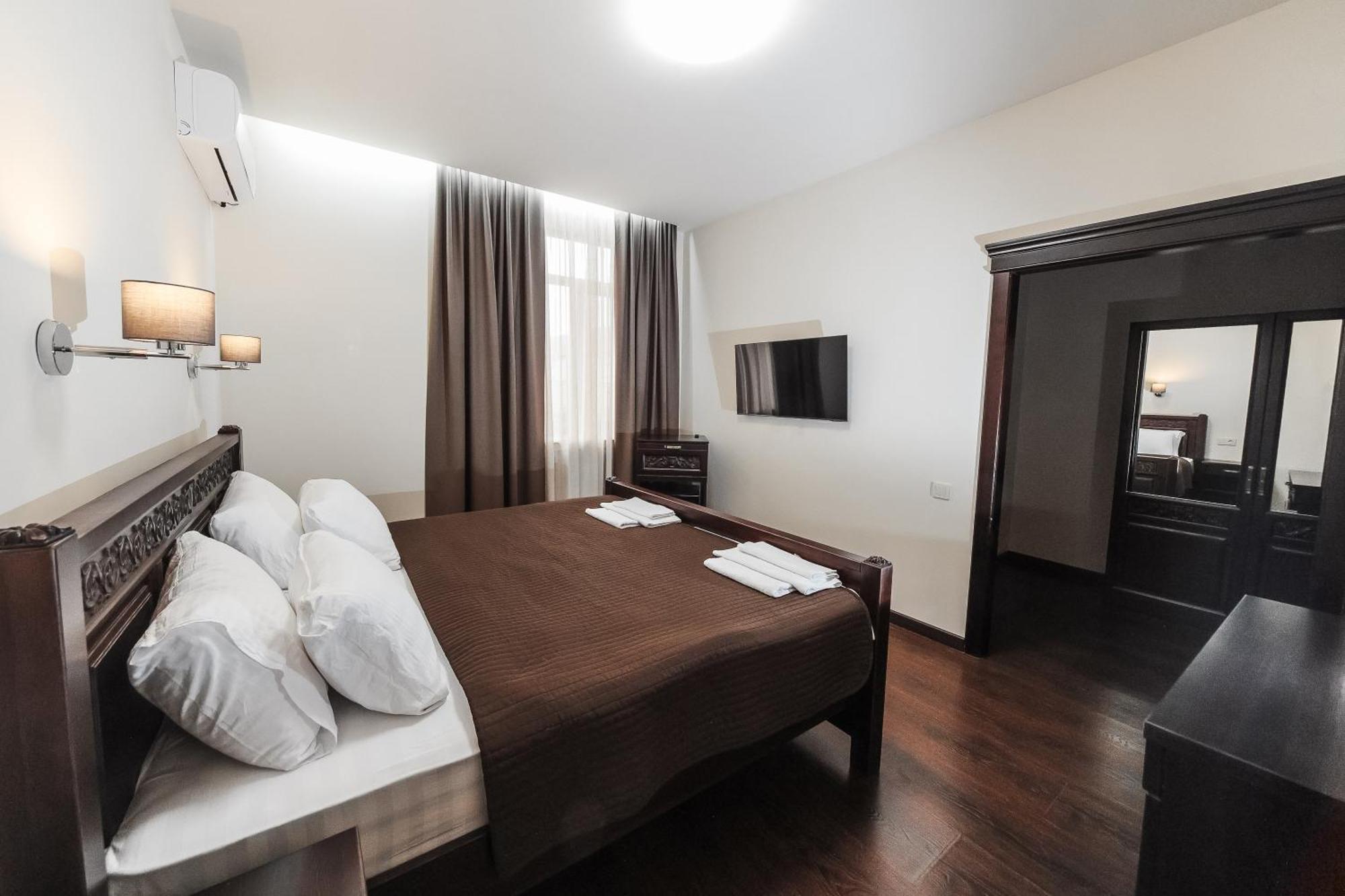 Dvin Hotel Pavlodar Kültér fotó
