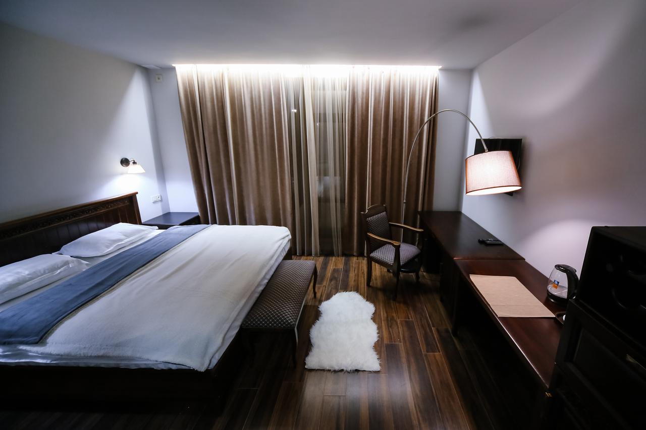 Dvin Hotel Pavlodar Kültér fotó