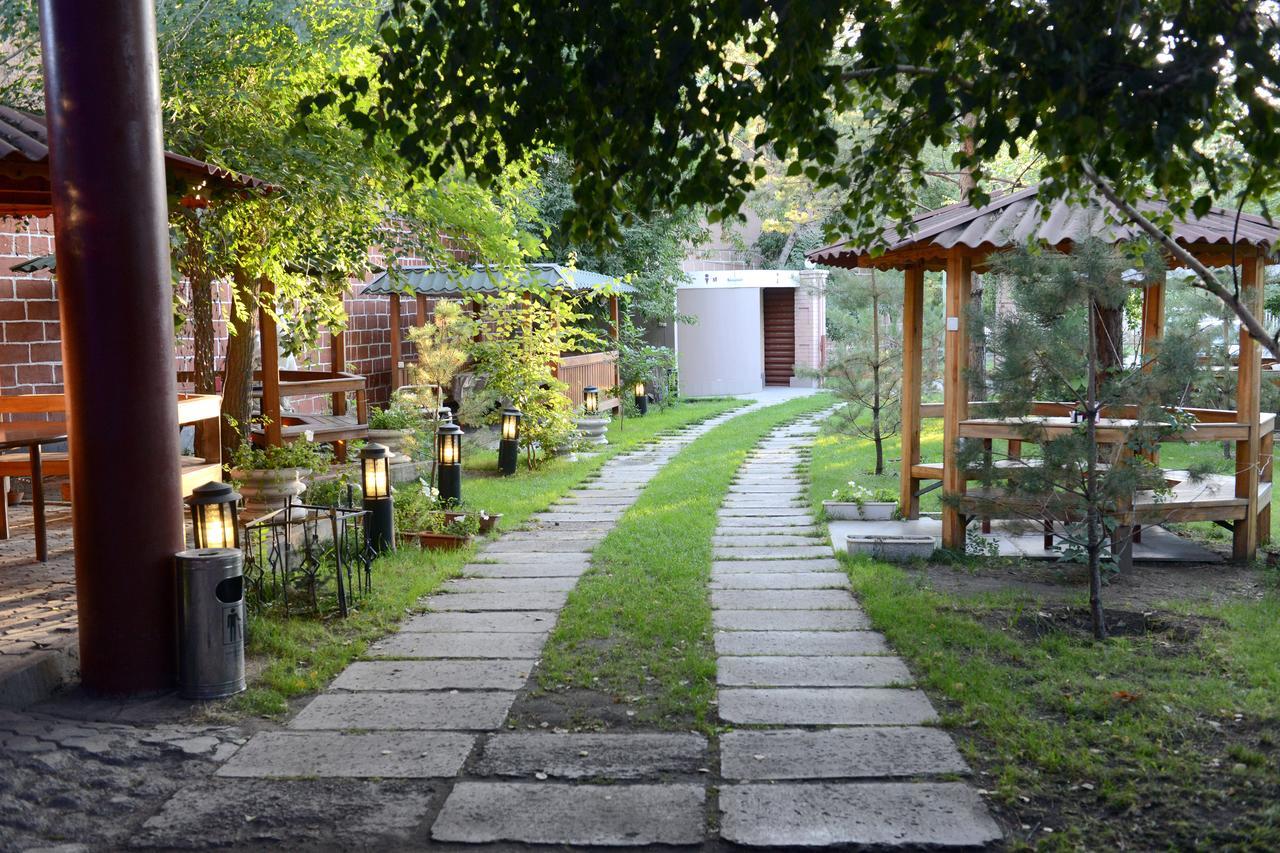 Dvin Hotel Pavlodar Kültér fotó